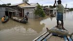 Banjir di Assam India Hampir Menyentuh Atap Rumah