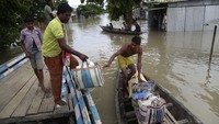 Sebagian warga memilih mengungsi karena banjir tak kunjung surut.