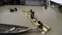 Sebagian warga beraktivas dengan menggunaka gethek yang terbuat dari batang pisang. Hal itu dilakukan karena mereka tak memiliki sampan.