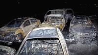 Belasan mobil hangus dalam peristiwa tersebut. 