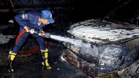 Petugas pemadam kebakaran berhasil memadamkan api yang membakar belasan mobil tersebut.