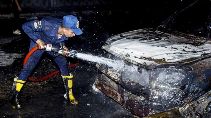 Belasan Mobil Hangus Akibat Kebakaran Pipa Minyak di Kairo Kebocoran minyak dari pipa Shuqair-Mostorod yang berada di sepanjang jalan tol di pinggiran kota Kairo memicu kebakaran hebat. Belasan mobil pun hangus terbakar.