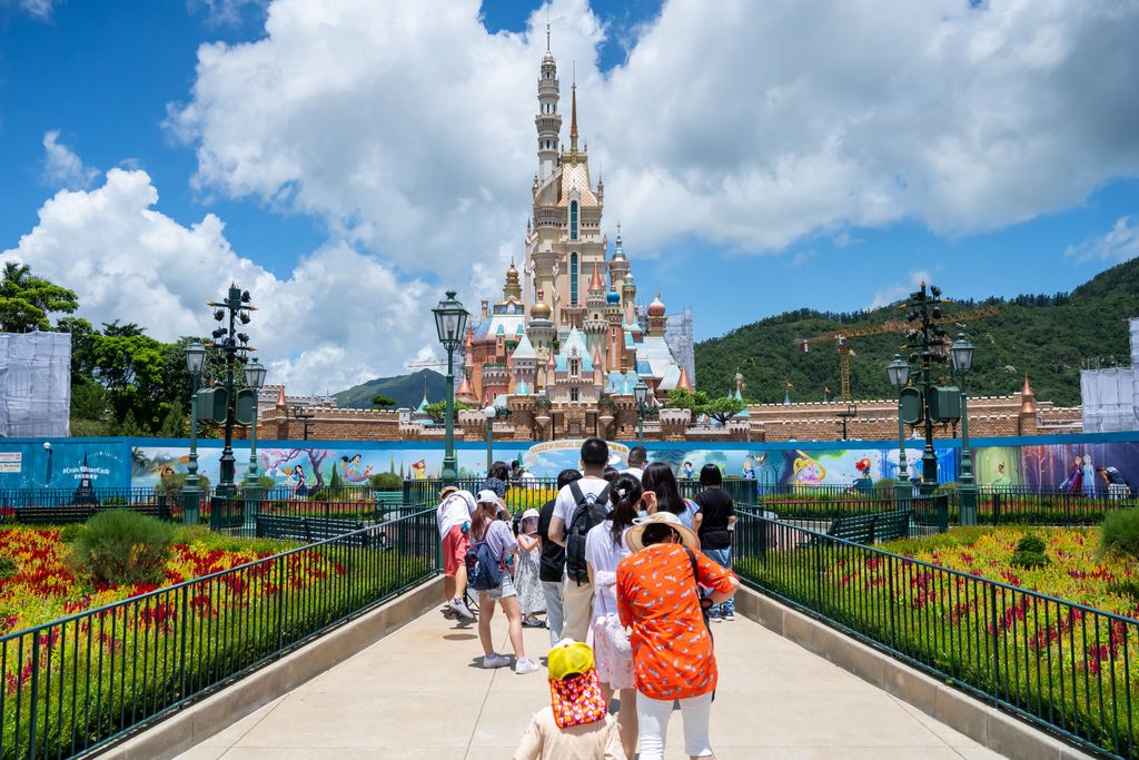 Disneyland Hong Kong yang kembali dibuka 18 Juni lalu kini kembali ditutup. Ditutupnya tempat wisata itu karena meningkatnya jumlah COVID-19 baru di Hong Kong.