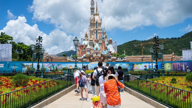 Belum Sebulan Dibuka, Disneyland Hong Kong Ditutup Lagi Disneyland Hong Kong yang kembali dibuka 18 Juni lalu kini kembali ditutup. Ditutupnya tempat wisata itu karena meningkatnya jumlah COVID-19 baru di Hong Kong.