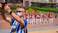 Disneyland Hong Kong pun kembali ditutup pada hari ini, Rabu (15/7/2020). Kebijakan itu diketahui diambil sebagai buntut dari meningkatnya jumlah penderita COVID-19 baru di Hong Kong sebanyak 52 kasus.