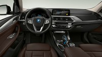 Sebagai brand mewah, BMW iX3 juga dilengkap panel instrumen digital 12,5 inci dan sistem infotainmen layar sentuh pusat 10,25 inci. Sistem ini mencakup asisten digital yang dikontrol lewat suara, bisa diaktifkan melalui perintah Hello BMW, terkoneksi Wi-Fi dan 4G untuk mendukung pembaruan perangkat. Foto: BMW