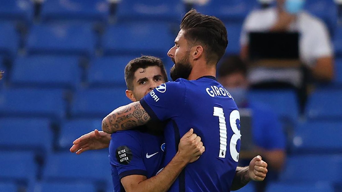Dua pemain Chelsea, Christian Pulisic dan Olivier Giroud merayakan gol ke gawang Norwich City. (Foto: Richard Heathcote/Getty Images)