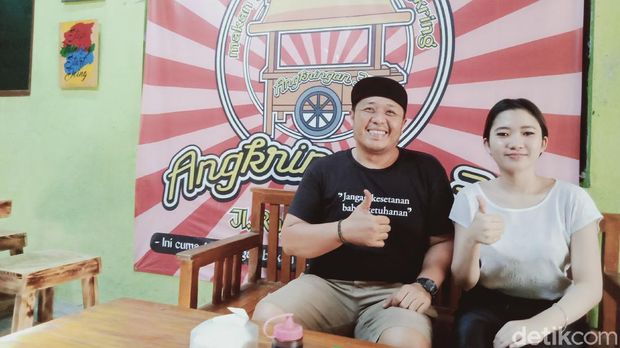 Daniella bakul angkringan cantik di Klaten dan ayahnya Nanda Saputro