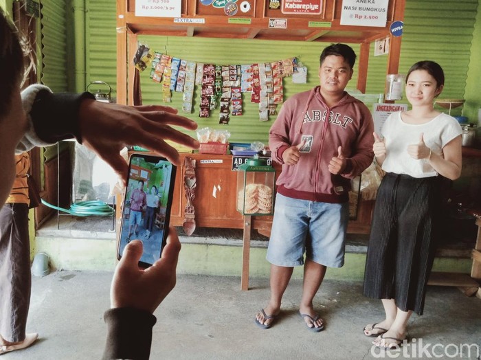 Daniella, bakul angkringan yang viral di Klaten, Rabu (15/7/2020). (Achmad Syauqi/detikcom)