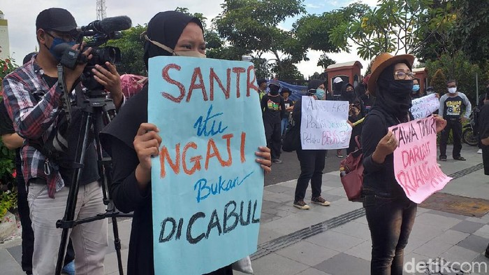 demo santri dicabuli di polda jatim