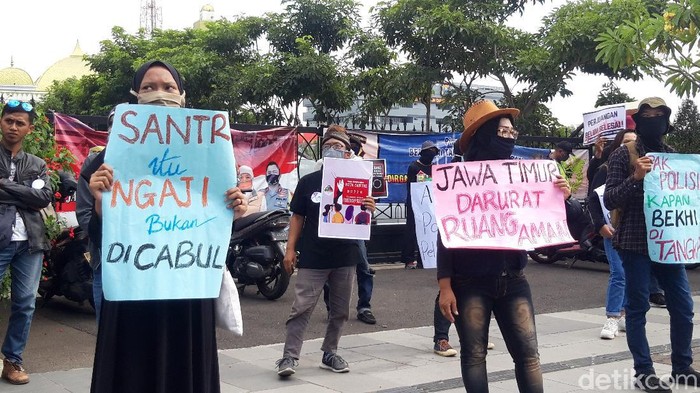 demo santri dicabuli di polda jatim