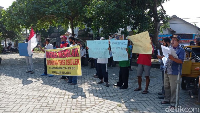 Warga Kelurahan Kertosari, Kecamatan Babadan demo menolak pembangunan tower seluler. Warga takut terkena radiasi dari tower tersebut.