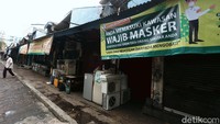 Seluruh kios di pasar tersebut tutup.