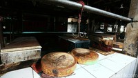 Lapak penjual daging yang biasanya selalu ramai, kini sunyi.