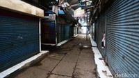 Tidak ada aktivitas jual beli di Pasar Cempaka Putih, Jakarta Pusat, Rabu (15/7).
