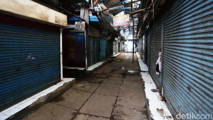 Ditutup Gegara Corona, Pasar Cempaka Putih Sunyi Sepi Suasana di Pasar Cempaka Putih, Jakarta Pusat, tampak sunyi sepi. Pasar ini ditutup sementara setelah 41 pedagang di pasar tersebut positif Corona.