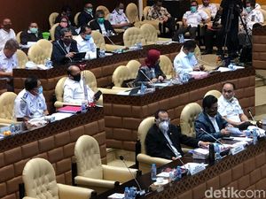 Pakai Face Shield, Budi Karya Rapat di DPR Bareng Basuki