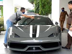 Ferrari Selundupan Rp 10 M Belum Laku Dilelang, Kejaksaan Turunkan Harga