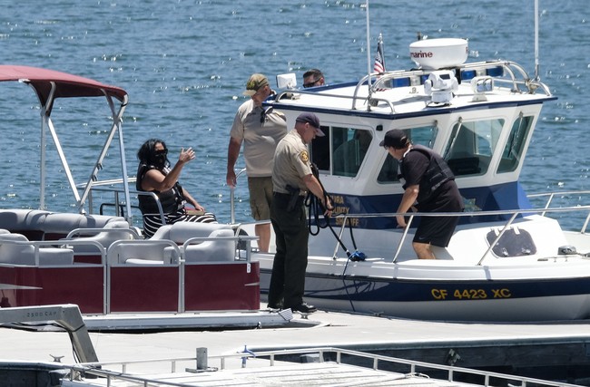 Selain ibunya, ayah Naya, George, juga ikut dalam perahu tim SAR. Keluarga dikabarkan sangat terpukul atas kepergian Naya. (Foto: AP/Ringo H.W. Chiu)