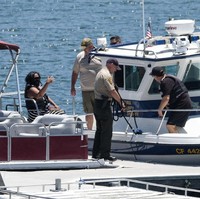 Selain ibunya, ayah Naya, George, juga ikut dalam perahu tim SAR. Keluarga dikabarkan sangat terpukul atas kepergian Naya. (Foto: AP/Ringo H.W. Chiu)