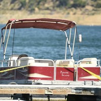 Perahu yang diduga ditumpangi Naya Rivera dan putranya yang baru berusia empat tahun. Perahu tersebut diberi garis polisi berwarna kuning. (Foto: AP/Chris Pizzello)