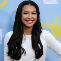 Kabar ini juga meninggalkan duka yang mendalam bagi rekannya sesama bintang Glee. Lea Michele, pemeran Rachel Berry, sengaja menutup akun Twitter-nya untuk mengenang Naya. Bintang Glee lainnya, Chris Colfer, mengenang Naya sebagai sosok yang cerdas tapi juga humoris. Naya tiada duanya, dan tidak akan pernah berubah, tulis Chris di Instagram. Naya berperan sebagai Santana Lopez di serial Glee yang tayang pada 2009-2015. Karakter Naya sebagai seorang cheerleader dianggap sebagai pahlawan LGBTQ karena berani mengaku sebagai seorang lesbian. (Foto: AP/Chris Pizzello)