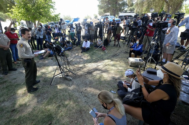 Sheriff County Ventura Bill Ayub saat memberikan keterangan kepada pers terkait penemuan mayat yang diyakini sebagai tubuh Naya Rivera. Kami yakin tubuh yang kami temukan adalah Naya Rivera. Tidak ada indikasi bunuh diri, kata Bill Ayub, seperti dikutip People. (Foto: AP/Ringo H.W. Chiu)