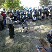 Sheriff County Ventura Bill Ayub saat memberikan keterangan kepada pers terkait penemuan mayat yang diyakini sebagai tubuh Naya Rivera. Kami yakin tubuh yang kami temukan adalah Naya Rivera. Tidak ada indikasi bunuh diri, kata Bill Ayub, seperti dikutip People. (Foto: AP/Ringo H.W. Chiu)