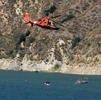 Selain di darat dan danau, pihak berwenang juga menyisir lokasi yang diduga menjadi tempat hilangnya Naya dari udara. (Foto: AP/Ringo H.W. Chiu)