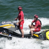 Sejumlah penyelam juga dikerahkan untuk melacak keberadaan perempuan 33 tahun itu. Namun, tim SAR sempat terkendala air danau yang terlalu keruh. (Foto: AP/Ringo H.W. Chiu)