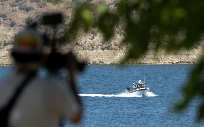 Selama berhari-hari pencarian dilakukan tapi nihil hasil. Proses pencarian Naya Rivera langsung menyita perhatian media setempat. (Foto: AP/Ringo H.W. Chiu)