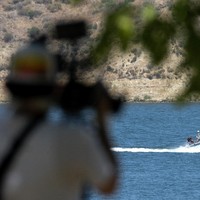 Selama berhari-hari pencarian dilakukan tapi nihil hasil. Proses pencarian Naya Rivera langsung menyita perhatian media setempat. (Foto: AP/Ringo H.W. Chiu)