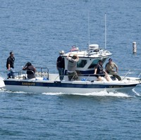 Foto tertanggal 13 Juli 2020 ini memperlihatkan ibu Naya Rivera, Yolanda Rivera, ikut dalam perahu tim SAR yang mencari putrinya. Foto diambil setelah tubuh Naya berhasil ditemukan. (Foto: AP/Ringo H.W. Chiu)