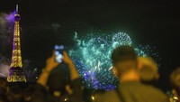 Malam harinya, Bastille Day dirayakan dengan pesta kembang api di menara Eiffel. AP/Rafael Yaghobzadeh  
