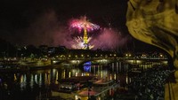 Warna-warni kembang api menghiasi langit Prancis pada malam Bastille Day. AP/Rafael Yaghobzadeh  