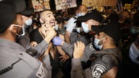 Ribuan warga Israel berdemo di depan kediaman Perdana Menteri Israel Benjamin Netanyahu di Yerusalem. Mereka menuntut Netanyahu mundur karena pemerintah dianggap gagal menangani pandemi virus Corona.