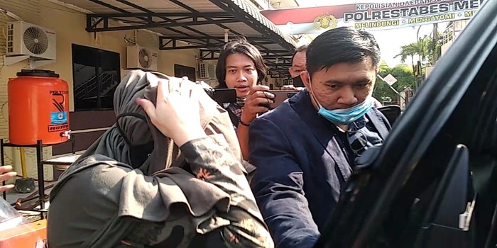 Hana Hanifah keluar dari salah satu ruangan di Polrestabes Medan (dok. Istimewa)