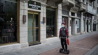 Hoverboard adalah kendaraan tertentu bertenaga listrik yang terdiri atas 2 (dua) landasan kaki yang diapit oleh roda dan menggunakan teknologi sensor atau lainnya dengan pengguna yang mengarahkan kemiringan kaki dan badannya. Hoverboard harus memenuhi persyaratan keselamatan meliputi : lampu utama; sistem rem yang berfungsi dengan baik; alat pemantul cahaya; dan kecepatan paling tinggi 6 km/jam. Getty Images/Stringer  