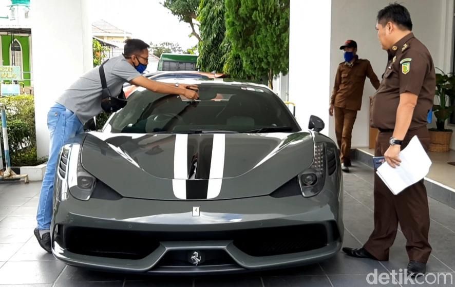 Kantor Pelayanan Kekayaan Negara dan Lelang (KPKNL) Palembang, Sumatera Selatan, melelang mobil mewah hasil penyelundupan jenis Ferrari 458 Speciale produksi Italia dengan nilai lelang Rp 10 miliar.