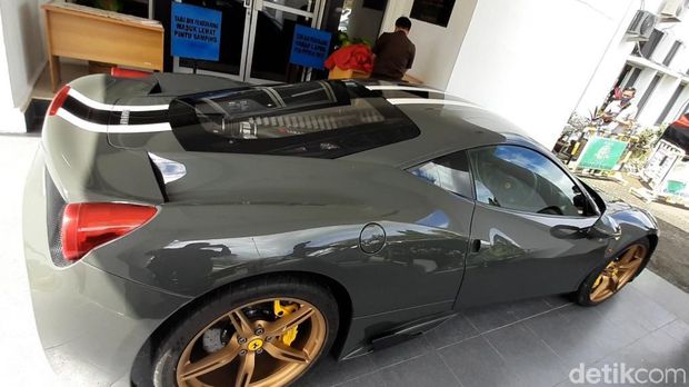 Kantor Pelayanan Kekayaan Negara dan Lelang (KPKNL) Palembang, Sumatera Selatan, melelang mobil mewah hasil penyelundupan jenis Ferrari 458 Speciale produksi Italia dengan nilai lelang Rp 10 miliar.