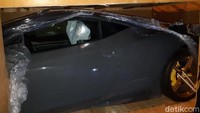 Mobil masih dalam keadaan gres baru keluar dari peti kemas yang diselundupkan dan langsung disita Bea Cukai.