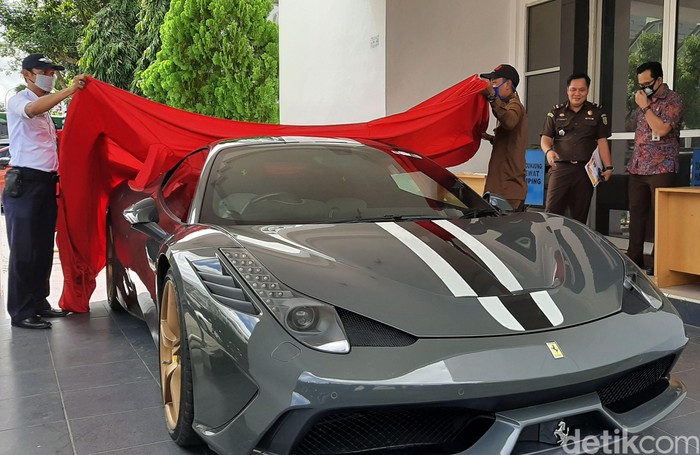 Kantor Pelayanan Kekayaan Negara dan Lelang (KPKNL) Palembang, Sumatera Selatan, melelang mobil mewah hasil penyelundupan jenis Ferrari 458 Speciale produksi Italia dengan nilai lelang Rp 10 miliar.