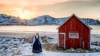 Foto Anita mengenakan pakaian tradisional Norwegia di Lafoten.  
