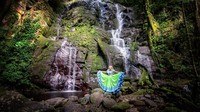 Foto Anita mengenakan pakaian tradisional Costa Rica di Rincon de Vieja.  