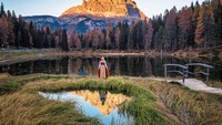 Foto Anita mengenakan pakaian tradisional Italia di Dolomites.  