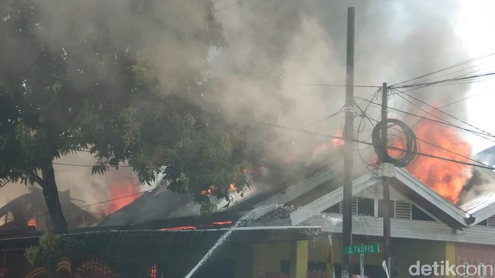 Kebakaran 8 rumah di Maros, Sulsel (Bakrie-detikcom).