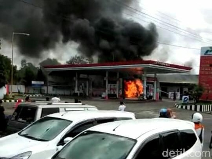 Pom bensin di Desa Larangan Badung, Kecamatan Palenggaan, Pamekasan terbakar. Api berasal dari bagian bawah mobil carry yang sedang mengisi bahan bakar.