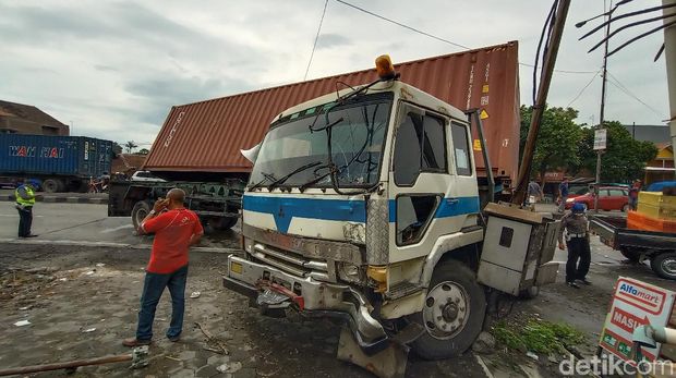 Kecelakaan truk kontainer dengan pikap di Jalan Sukarno Hatta, Kudus, Rabu (15/7/2020).