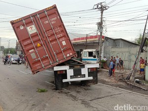 Tabrakan dengan Pikap dan Motor, Truk Kontainer Ini Nyaris Terguling