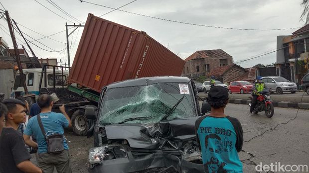 Kecelakaan truk kontainer dengan pikap di Jalan Sukarno Hatta, Kudus, Rabu (15/7/2020).